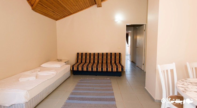 تخت تکی و محوطه نشیمن آپارتمان هتل	